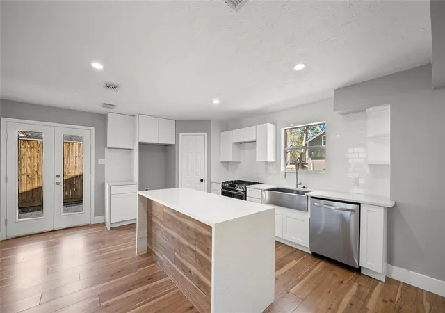 Photo 2 of Single family home for sale at 15102 Long Oak Dr, Houston, TX 77070 | MLS# 49432393 | Listing updated on 2026-08-29