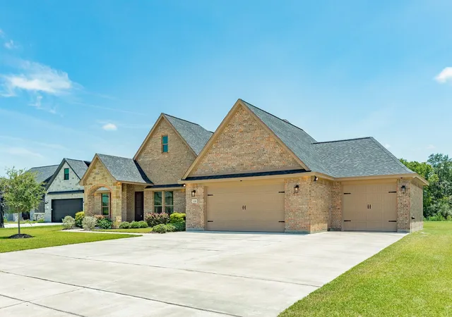 Photo 3 of Single family home for sale at 838 Oak Ridge Dr, Angleton, TX 77515 | MLS# 63122200 | Listing updated on 2026-08-27