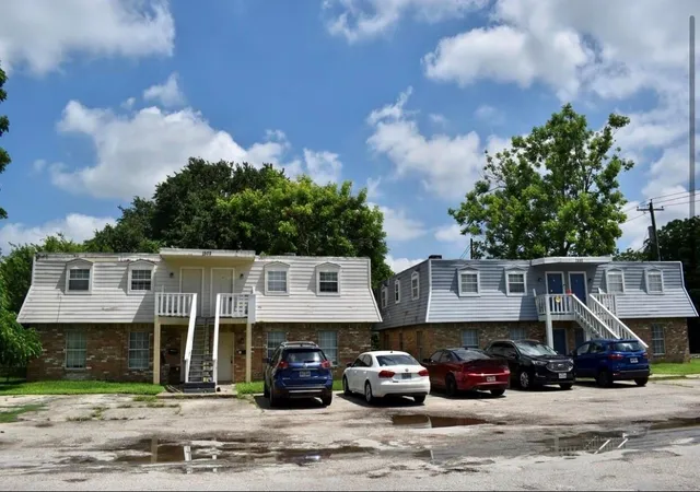 3rd image of 1500 Oleander Dr, La Marque, TX 77568 | MLS# 40844817