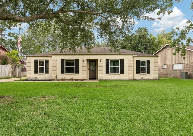 1st image of 15811 Wandering Trl, Friendswood, TX 77546 | MLS# 20673946