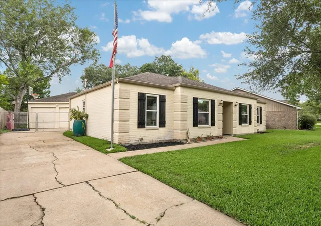 2nd image of 15811 Wandering Trl, Friendswood, TX 77546 | MLS# 20673946