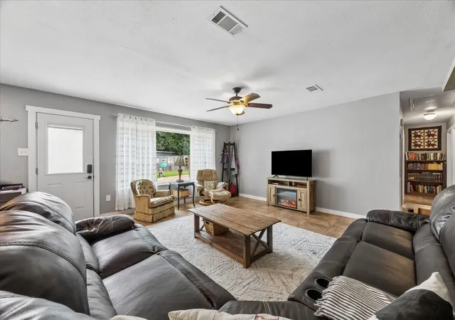 4th image of 15811 Wandering Trl, Friendswood, TX 77546 | MLS# 20673946