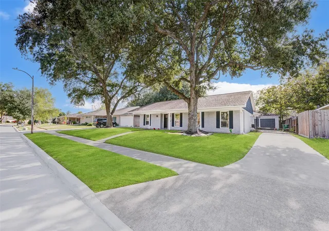 Photo 3 of Single family home for sale at 5231 Benning Dr, Houston, TX 77035 | MLS# 14960046 | Listing updated on 2026-09-11
