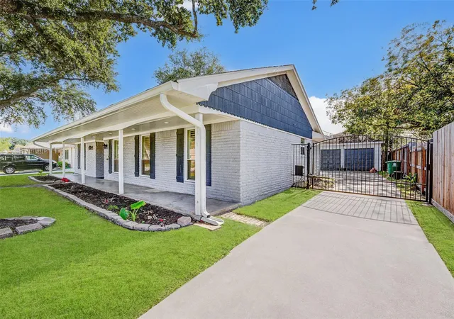 Photo 3 of Sale Pending at 5231 Benning Dr, Houston, TX 77035 | MLS# 14960046 | Listing updated on 2026-09-24