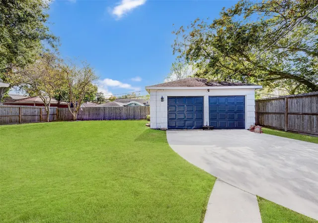 Photo 4 of Sale Pending at 5231 Benning Dr, Houston, TX 77035 | MLS# 14960046 | Listing updated on 2026-09-24