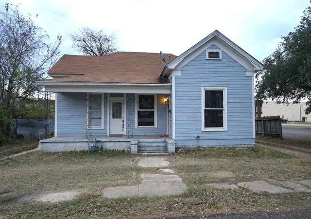 Photo 1 of Single family home for sale at 107 S Crockett Ave, Cameron, TX 76520 | MLS# 38924177 | Listing updated on 2025-12-03