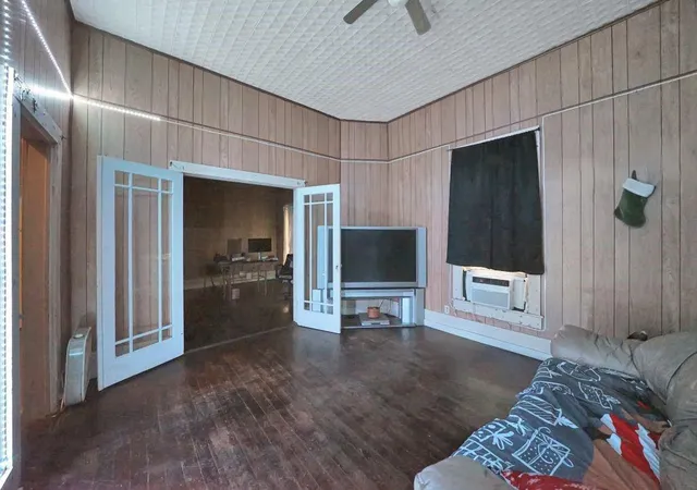 Photo 2 of Single family home for sale at 107 S Crockett Ave, Cameron, TX 76520 | MLS# 38924177 | Listing updated on 2025-12-03