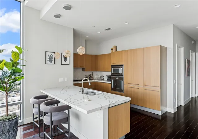 4th image of 2727 Kirby Dr #12C, Houston, TX 77098 | MLS# 48190984