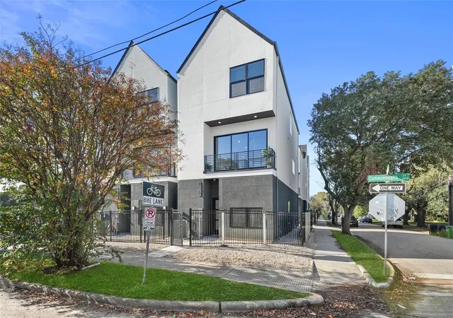 Photo 3 of Single family home for sale at 1503 Vermont St #D, Houston, TX 77006 | MLS# 90175681 | Listing updated on 2026-09-13