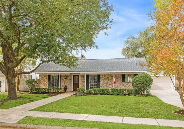 Photo 2 of Single family home for sale at 2310 Walnut Bnd Ln, Houston, TX 77042 | MLS# 57900420 | Listing updated on 2026-09-12