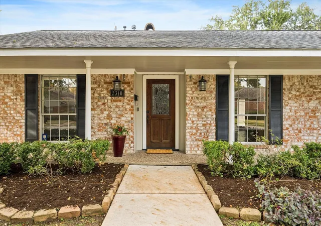 Photo 3 of Single family home for sale at 2310 Walnut Bnd Ln, Houston, TX 77042 | MLS# 57900420 | Listing updated on 2026-09-12