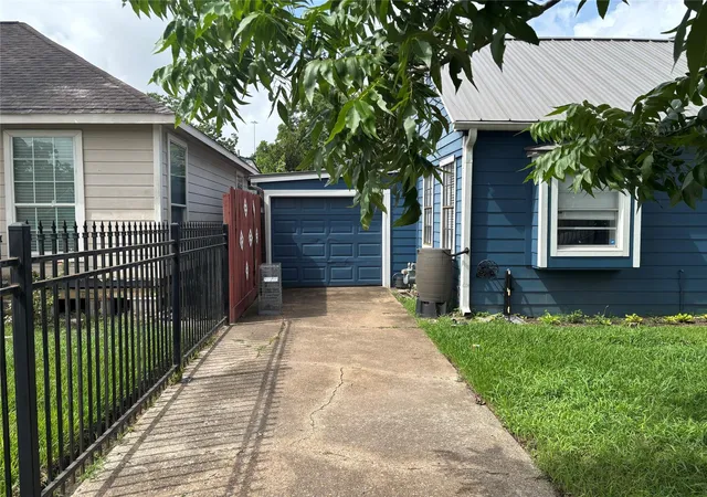 Photo 3 of Single family home for sale at 5738 Newport St, Houston, TX 77023 | MLS# 97947604 | Listing updated on 2026-08-28