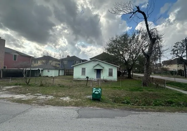 1st image of 2543 Bevis St, Houston, TX 77008 | MLS# 32856851