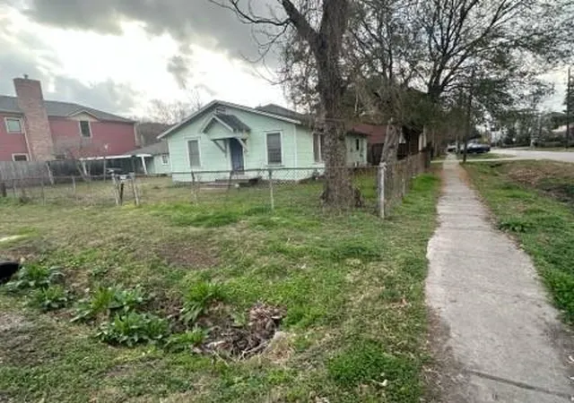 3rd image of 2543 Bevis St, Houston, TX 77008 | MLS# 32856851