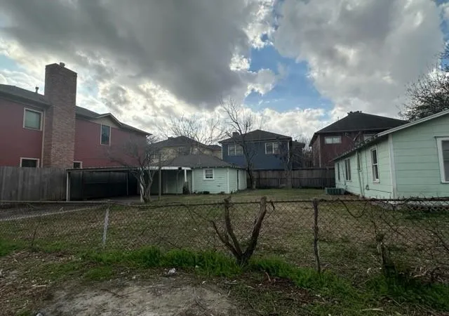 5th image of 2543 Bevis St, Houston, TX 77008 | MLS# 32856851