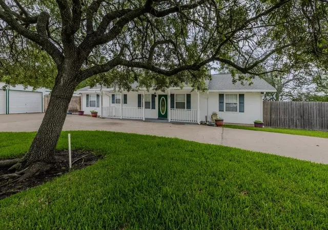 2nd image of 483 Riverside Dr, Palacios, TX 77465 | MLS# 72983742