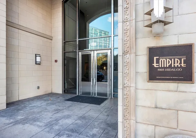 Listing Photo 4 - Condo for sale in building located at 5005 Hidalgo St St, Houston, TX 77056 - Unit #613