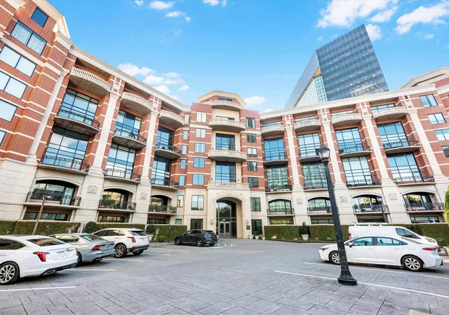 Listing Photo 5 - Condo for sale in building located at 5005 Hidalgo St St, Houston, TX 77056 - Unit #613