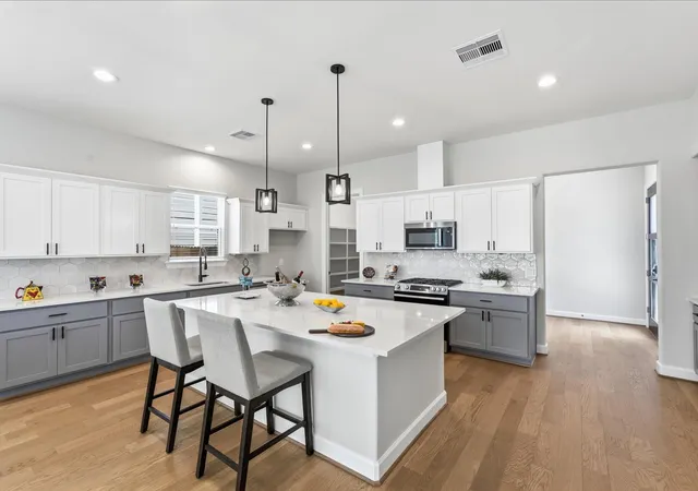 Photo 3 of Single family home for sale at 7208 Shadyvilla Ln, Houston, TX 77055 | MLS# 68230392 | Listing updated on 2026-10-06