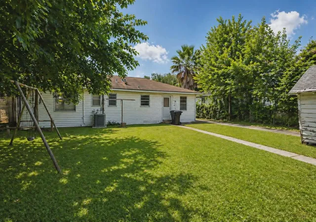 Photo 3 of Single family home for sale at 4302 Edison St, Houston, TX 77009 | MLS# 2659952 | Listing updated on 2026-06-25