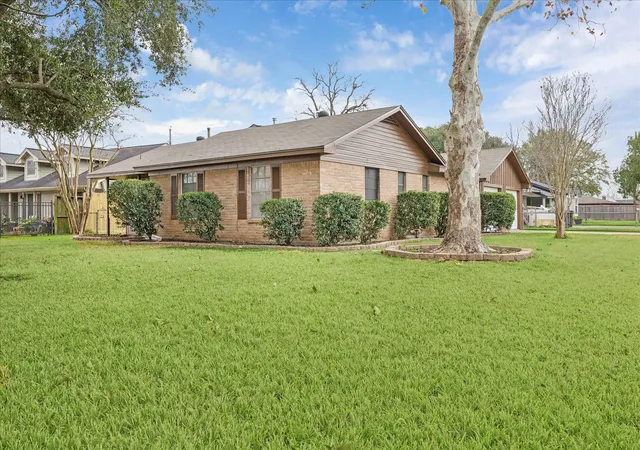 Photo 1 of Sale Pending at 431 Hummingbird Ln, Houston, TX 77060 | MLS# 39632782 | Listing updated on 2026-09-08