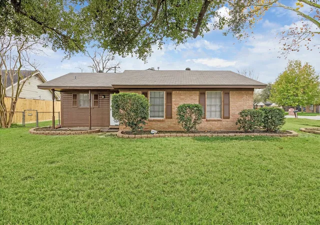 Photo 3 of Sale Pending at 431 Hummingbird Ln, Houston, TX 77060 | MLS# 39632782 | Listing updated on 2026-09-08