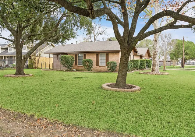 Photo 3 of Sale Pending at 431 Hummingbird Ln, Houston, TX 77060 | MLS# 39632782 | Listing updated on 2026-09-08