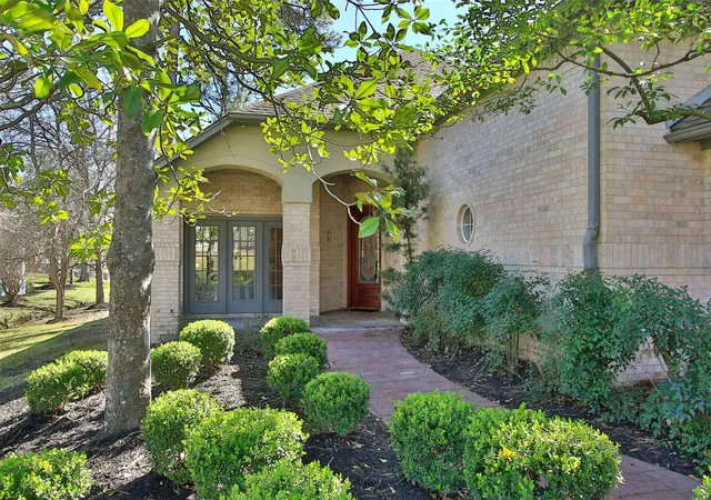 Photo 2 of Sale Pending at 30 Winthrop Harbor Ct, Montgomery, TX 77356 | MLS# 87569249 | Listing updated on 2026-09-16
