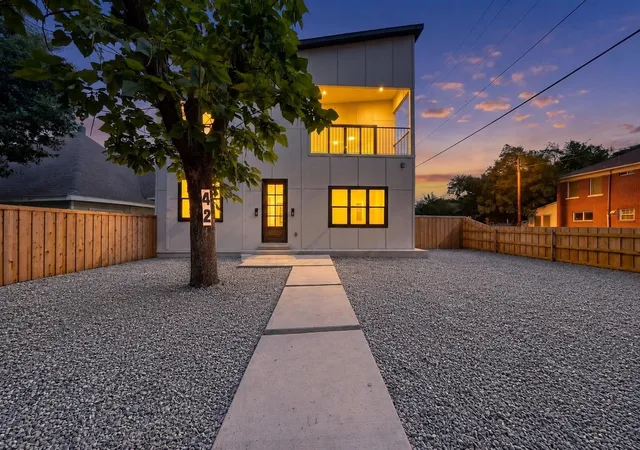 1st image of 427 E 9th St, Dallas, TX 75203 | MLS# 97009217