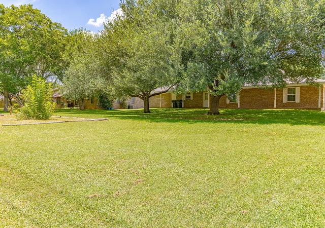 Homes for sale in Shiner, TX | 216 E Montana Dr, Shiner, TX 77984 | MLS# 10467309