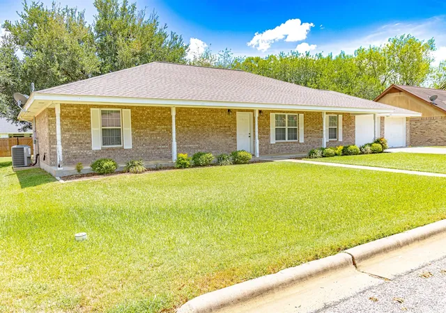 Homes for sale in Shiner, TX | 216 E Montana Dr, Shiner, TX 77984 | MLS# 10467309