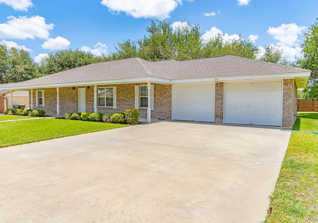 Homes for sale in Shiner, TX | 216 E Montana Dr, Shiner, TX 77984 | MLS# 10467309