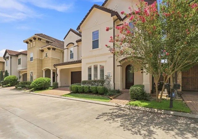 Photo 2 of Single family home for sale at 19 N Creekside Ct, Houston, TX 77055 | MLS# 68761709 | Listing updated on 2026-09-15