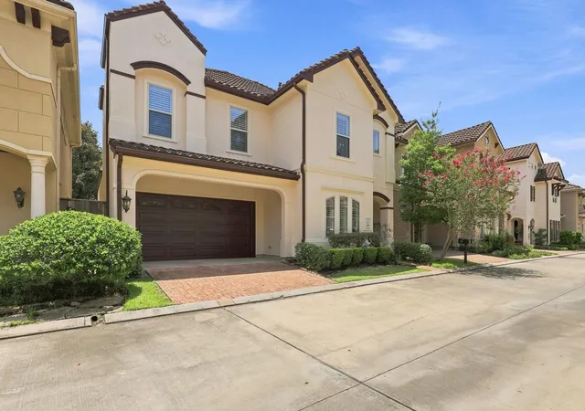 Photo 3 of Single family home for sale at 19 N Creekside Ct, Houston, TX 77055 | MLS# 68761709 | Listing updated on 2026-09-15