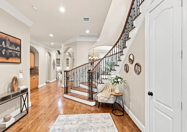 Photo 4 of Single family home for sale at 19 N Creekside Ct, Houston, TX 77055 | MLS# 68761709 | Listing updated on 2026-09-15