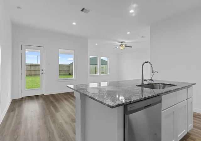 5th image of 1022 Paddlefish Ln, Alvin, TX 77511 | MLS# 2319649