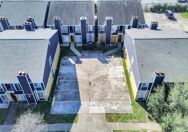 Listing Photo 4 - Condo for sale in building located at 12639 Ashford Mdw Dr, Houston, TX 77082 - Unit #2