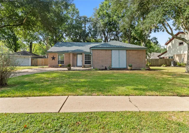 1st image of 1207 Yorkshire Dr, Friendswood, TX 77546 | MLS# 69802909