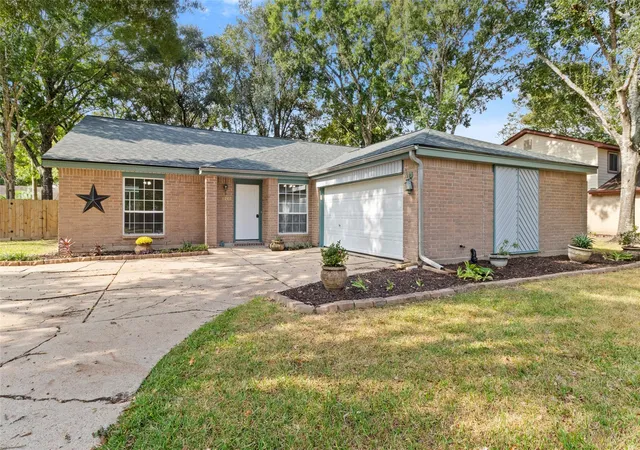 31st image of 1207 Yorkshire Dr, Friendswood, TX 77546 | MLS# 69802909