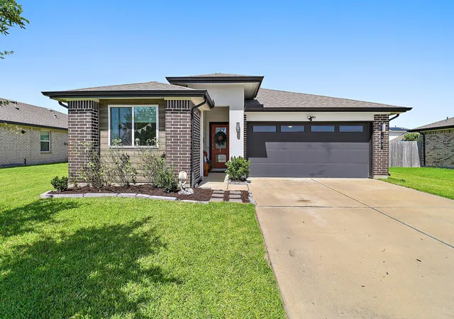 Photo 2 of Sale Pending at 407 Turtle Oak Ln, Baytown, TX 77523 | MLS# 89383886 | Listing updated on 2026-09-15