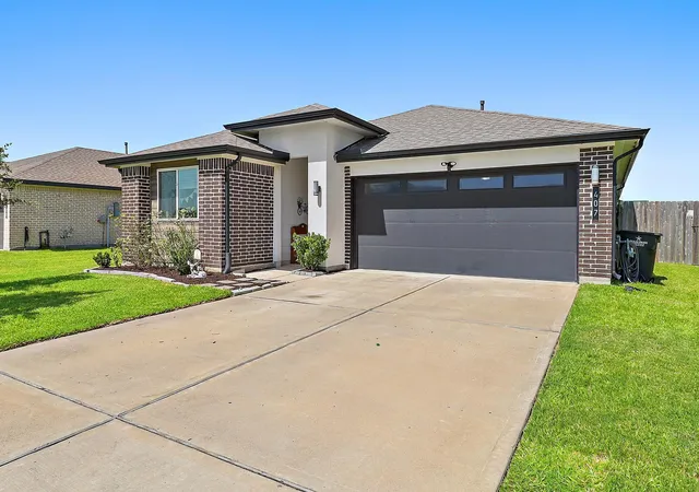 Photo 3 of Sale Pending at 407 Turtle Oak Ln, Baytown, TX 77523 | MLS# 89383886 | Listing updated on 2026-09-15