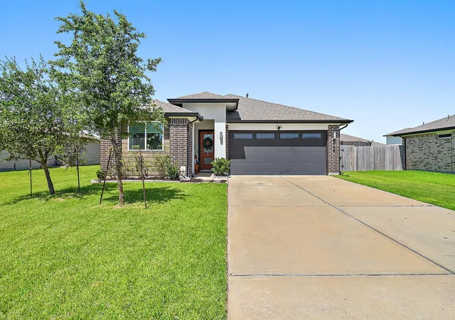 Photo 3 of Sale Pending at 407 Turtle Oak Ln, Baytown, TX 77523 | MLS# 89383886 | Listing updated on 2026-09-15
