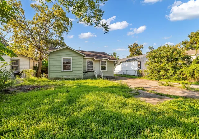 22nd image of 131 E 31st 1/2 St, Houston, TX 77018 | MLS# 81278178