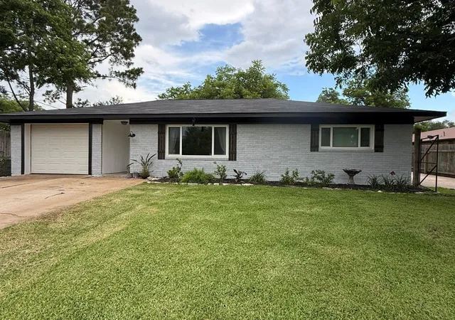Photo 1 of Single family home for sale at 215 N Mechanic St, Bellville, TX 77418 | MLS# 13148406 | Listing updated on 2026-07-24