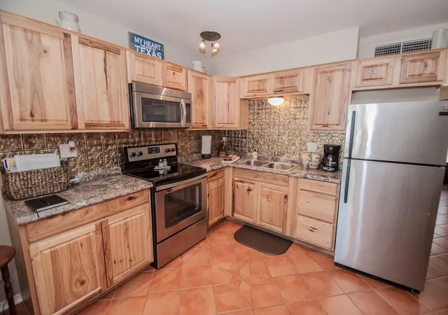 3rd image of 943 Parkview Dr #C1, Canyon Lake, TX 78133 | MLS# 88152298