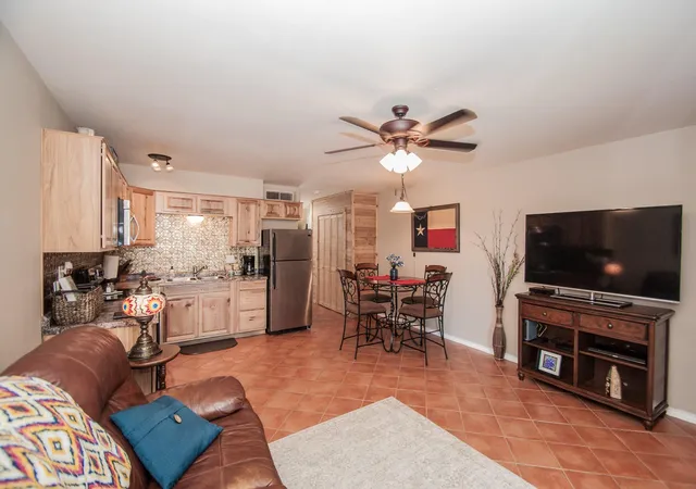 4th image of 943 Parkview Dr #C1, Canyon Lake, TX 78133 | MLS# 88152298