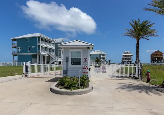 Photo 1 of Land for sale at 4 Grand Beach Blvd, Galveston, TX 77550 | MLS# 4758016 | Listing updated on 2026-02-23