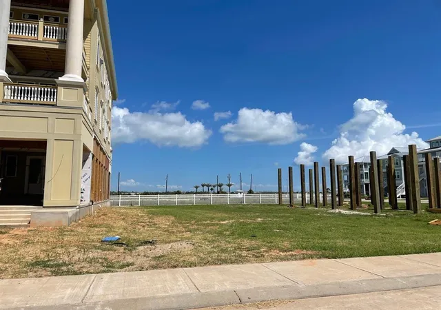 Photo 4 of Land for sale at 4 Grand Beach Blvd, Galveston, TX 77550 | MLS# 4758016 | Listing updated on 2026-02-23
