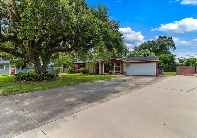 2nd image of 206 Jonquil, Lake Jackson, TX 77566 | MLS# 71034494