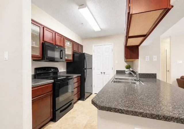 Listing Photo 4 - Condo for sale in building located at 10912 Gulf Fwy, Houston, TX 77034 - Unit #38